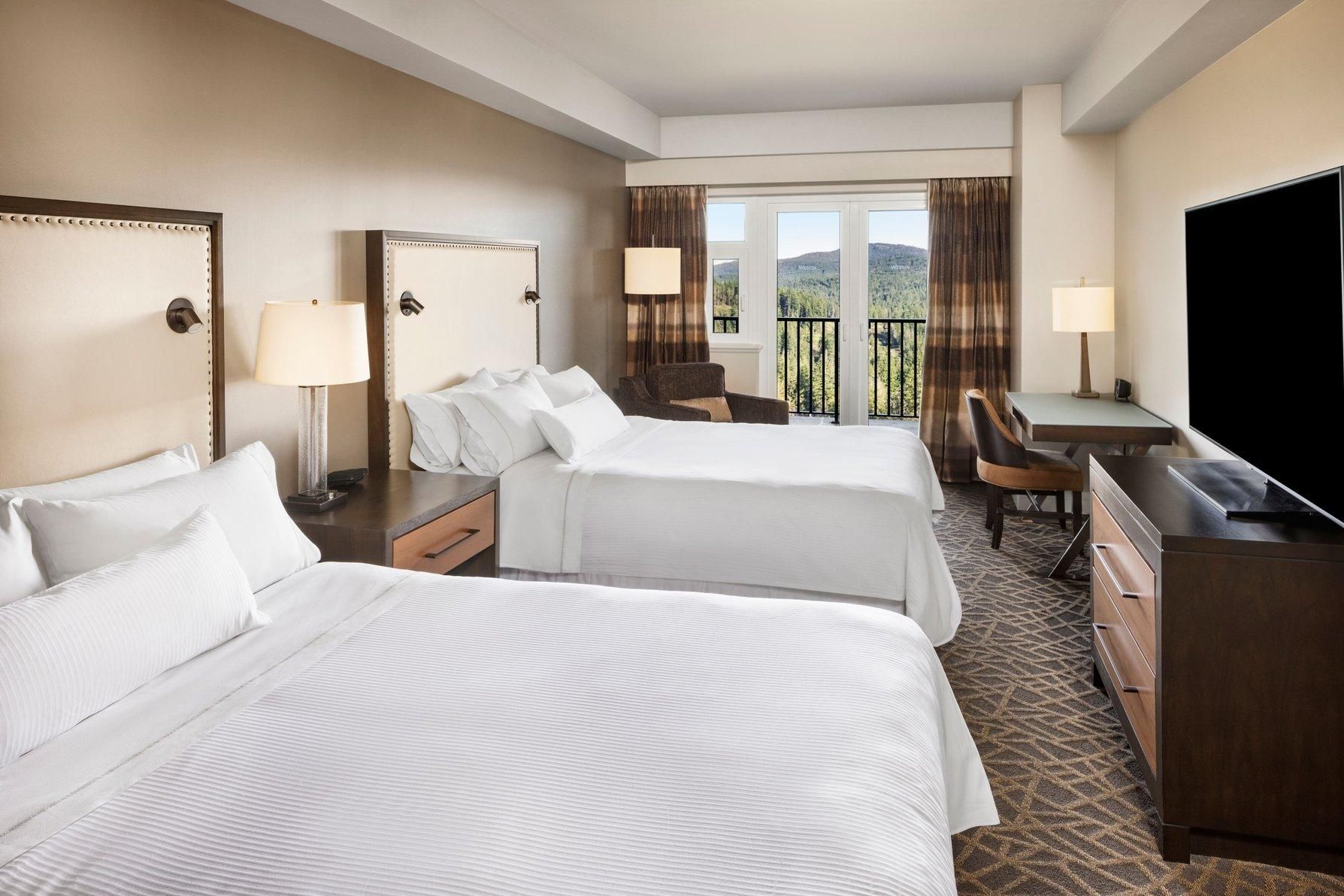 Deluxe Guest room, 2 Queen, Golf view, Balcony