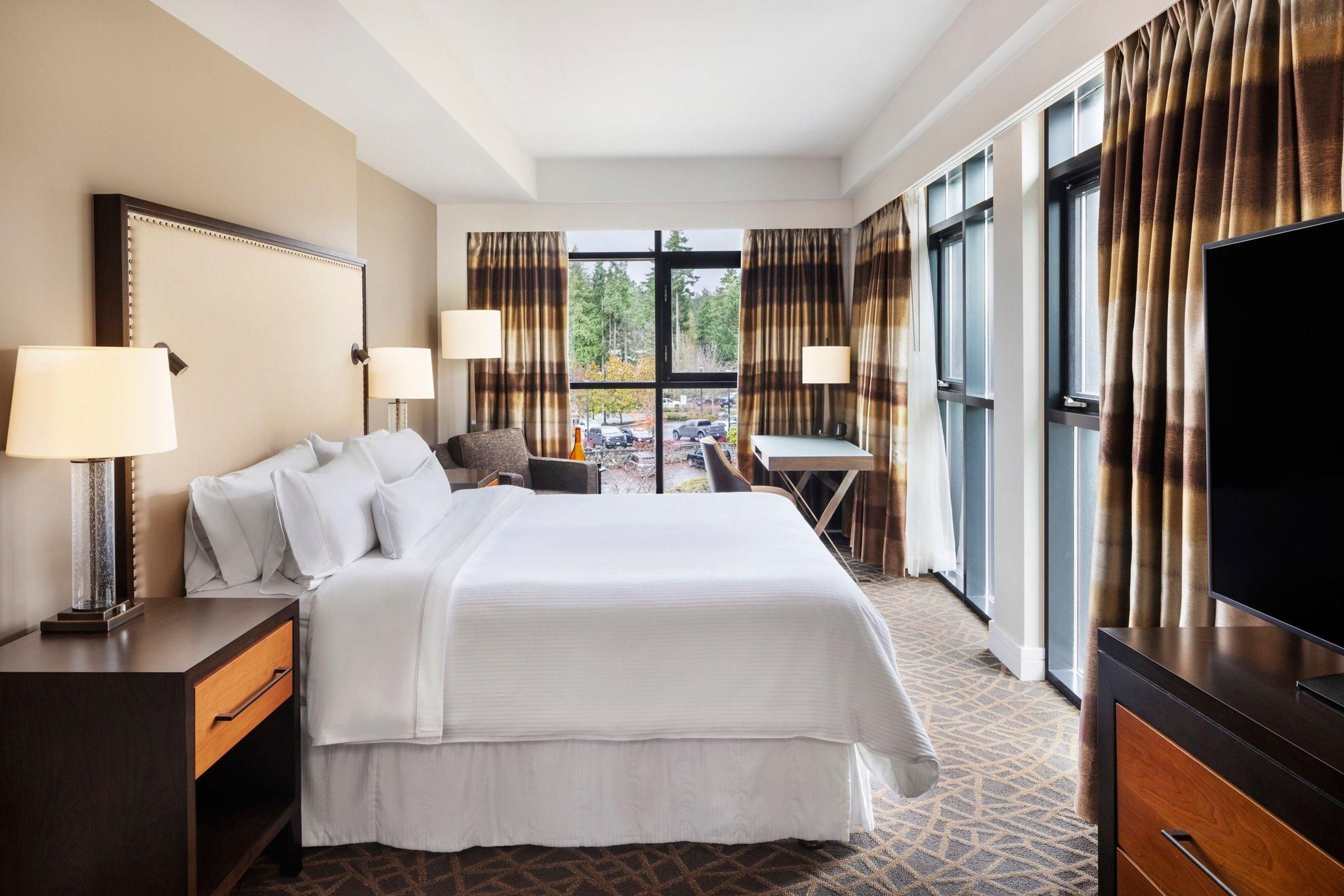 1 Bedroom Suite, 1 King, Sofa Bed, Resort View, Corner Room, Balcony, Fireplace