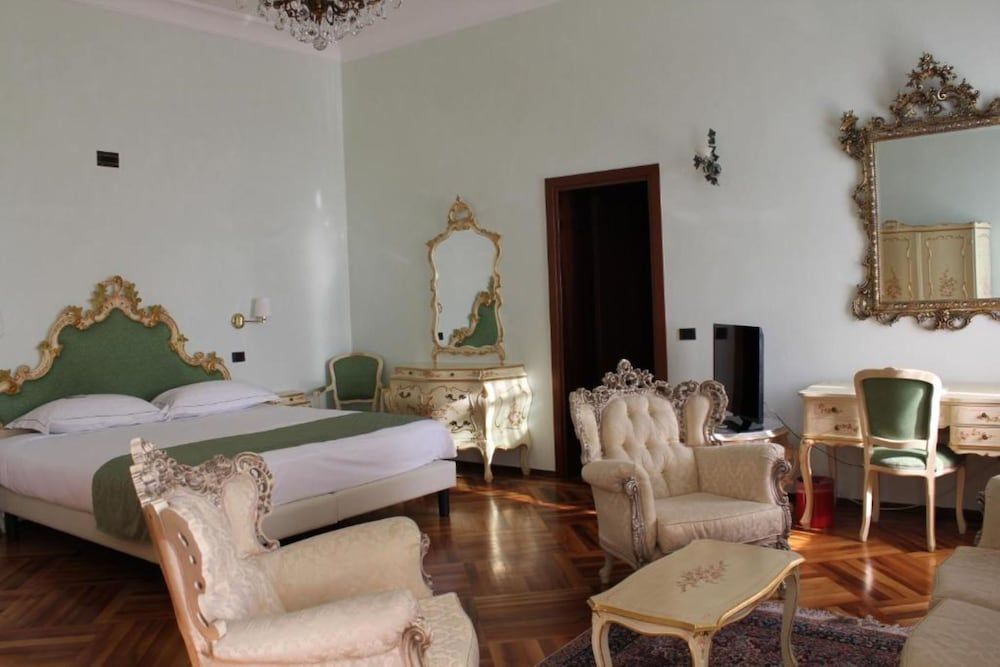 Junior Suite, 1 Queen Bed, Non Smoking