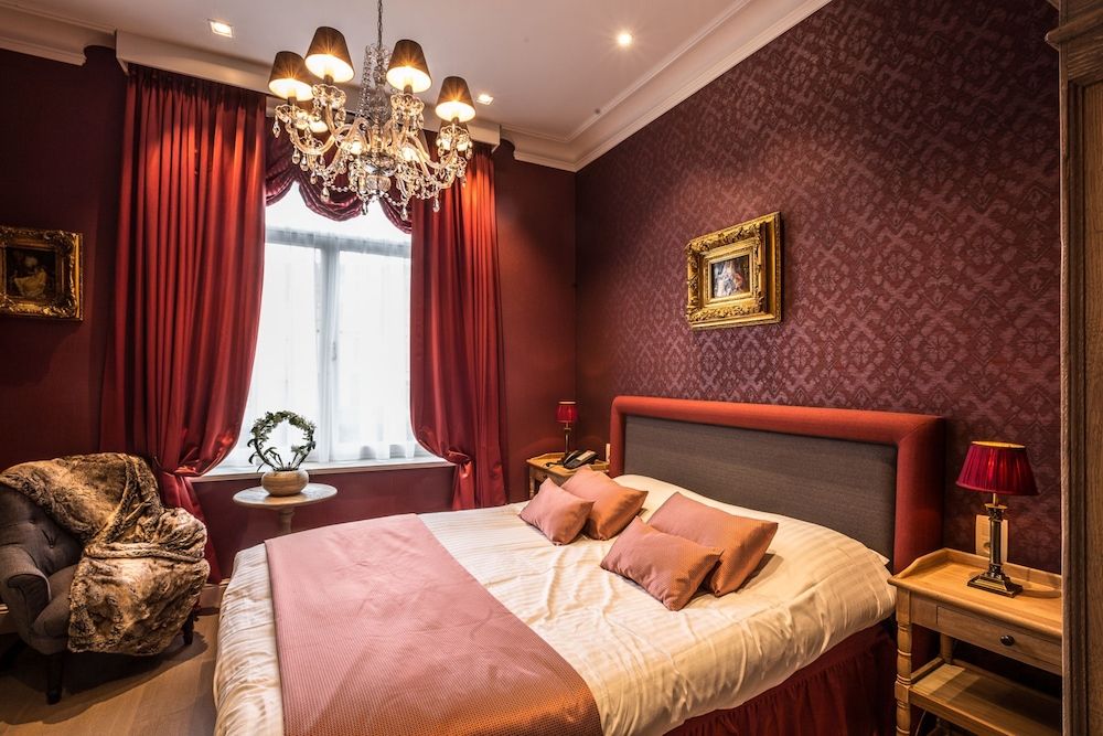 Hotel de Castillion Classic Room 2