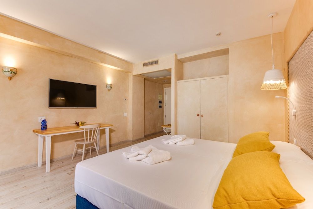 Classic Double Room, Partial Sea View (3 Adults)