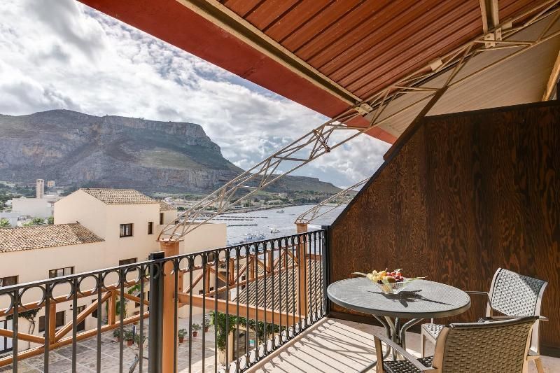 Superior Double or Twin Room with Partial Sea View