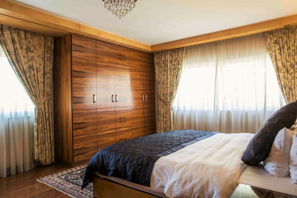 Lahoya Suites