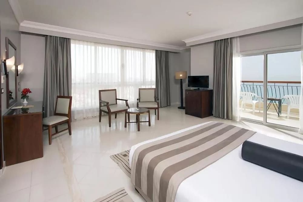 Regina Resort and Aqua Park Hurghada Junior Suite 2