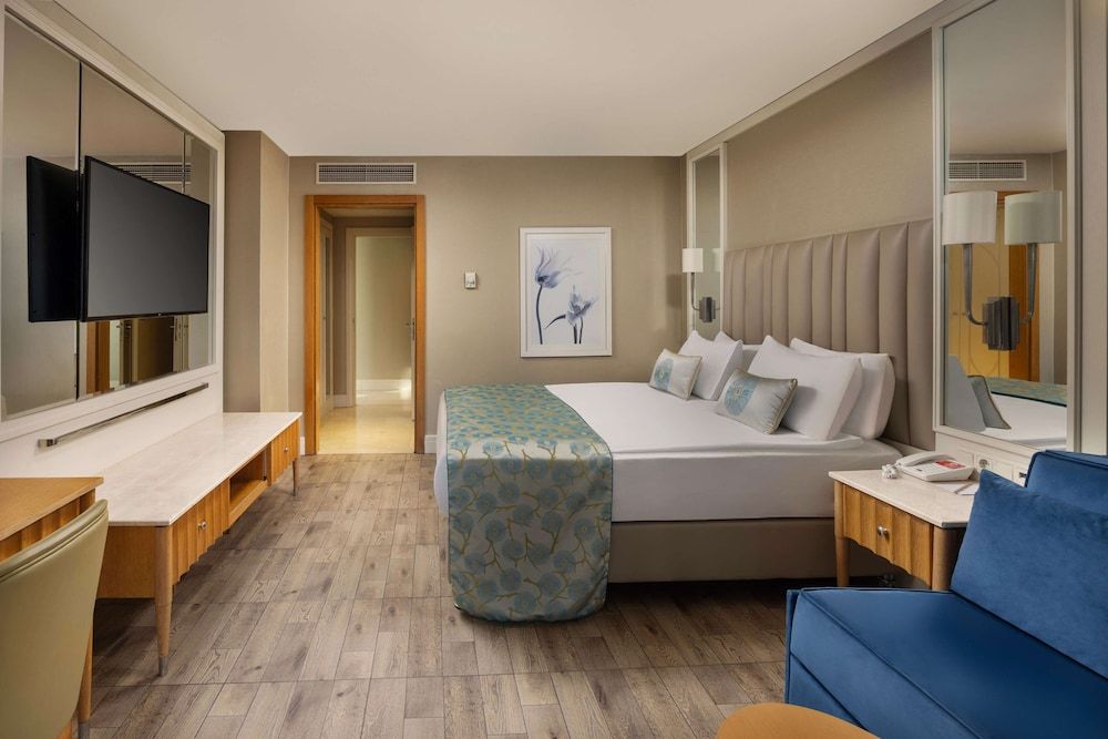 undefined Titanic Deluxe Lara 9