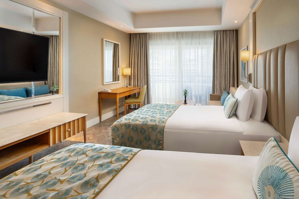 undefined Titanic Deluxe Lara 8