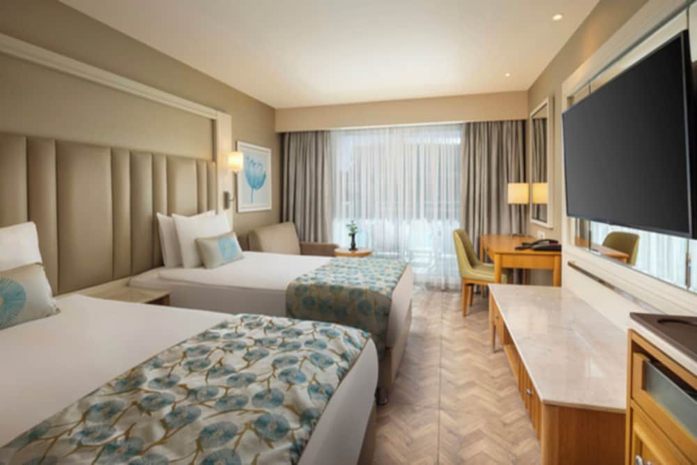 undefined Titanic Deluxe Lara 3