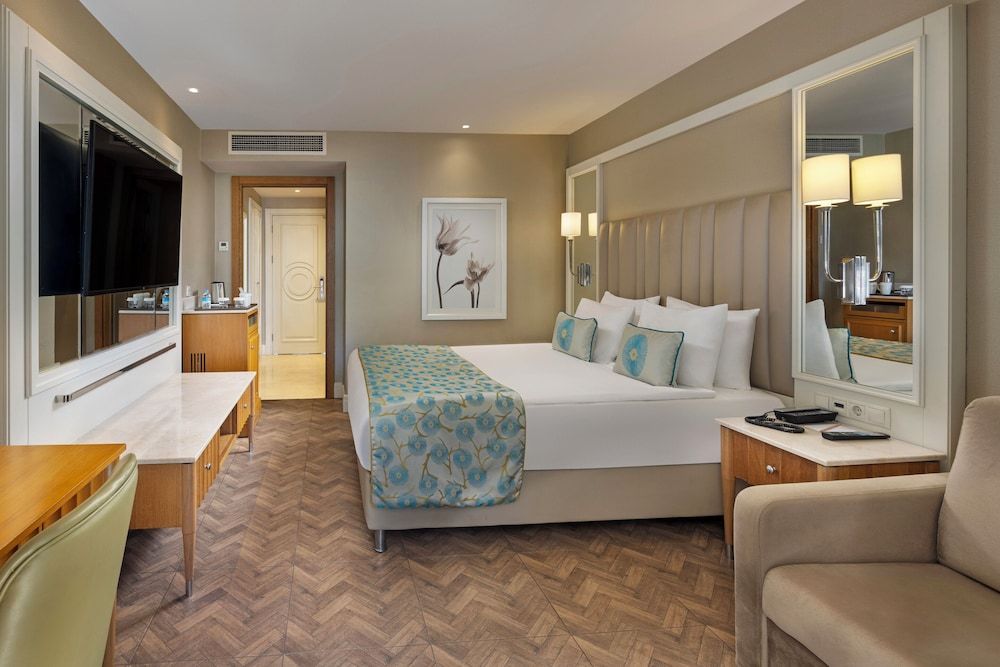 undefined Titanic Deluxe Lara 2