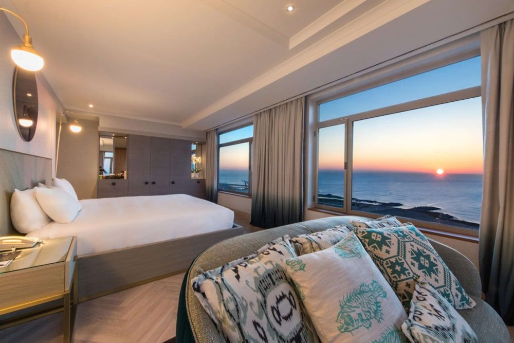 Suite, 1 King Bed (Skyline)