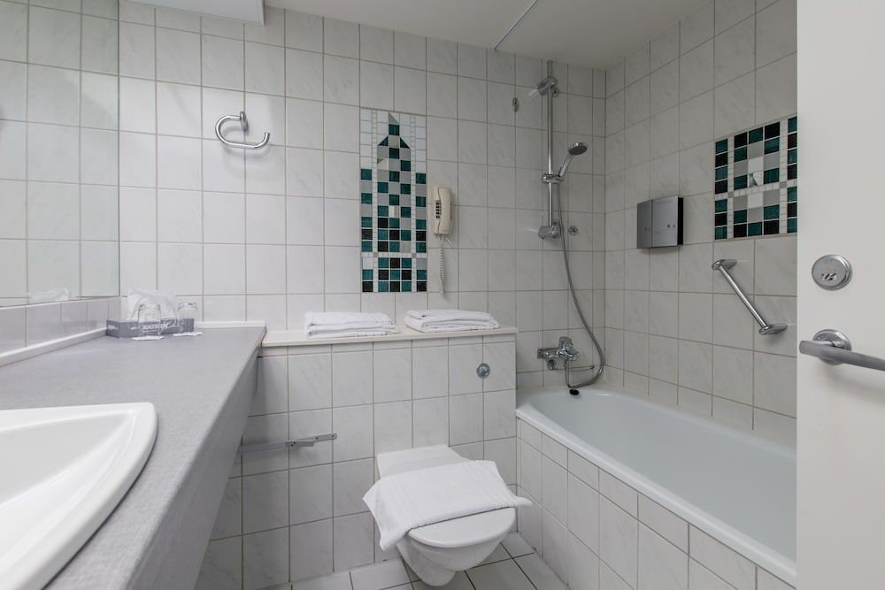 Best Western Plus Hotel Plaza Deluxe Room, 1 King Bed, Non Smoking 5