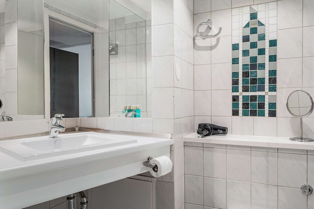 Best Western Plus Hotel Plaza Deluxe Room, 2 Twin Beds, Non Smoking 5