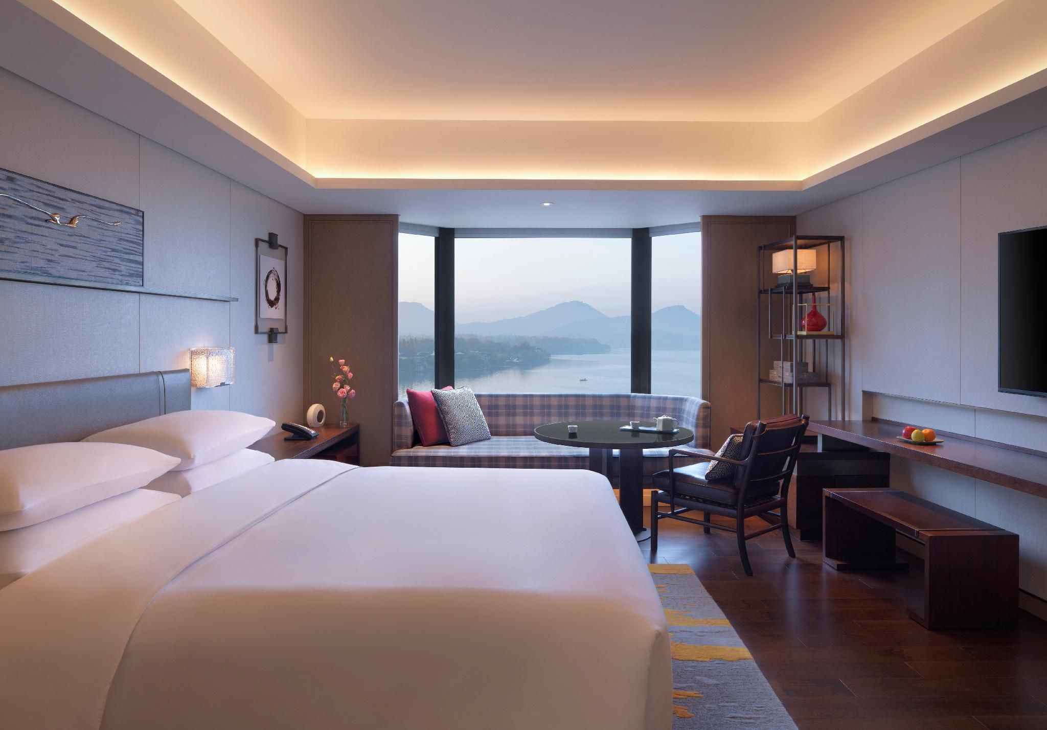 1 King Bed With Lake View And Club Access