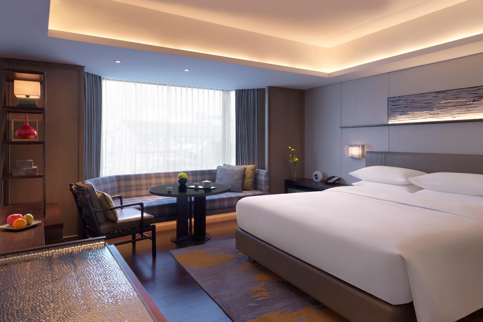 1 King Bed With Club Access