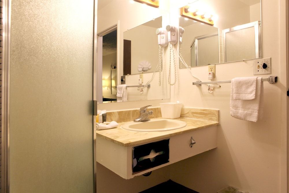 Single Room, 1 Queen Bed, Accessible