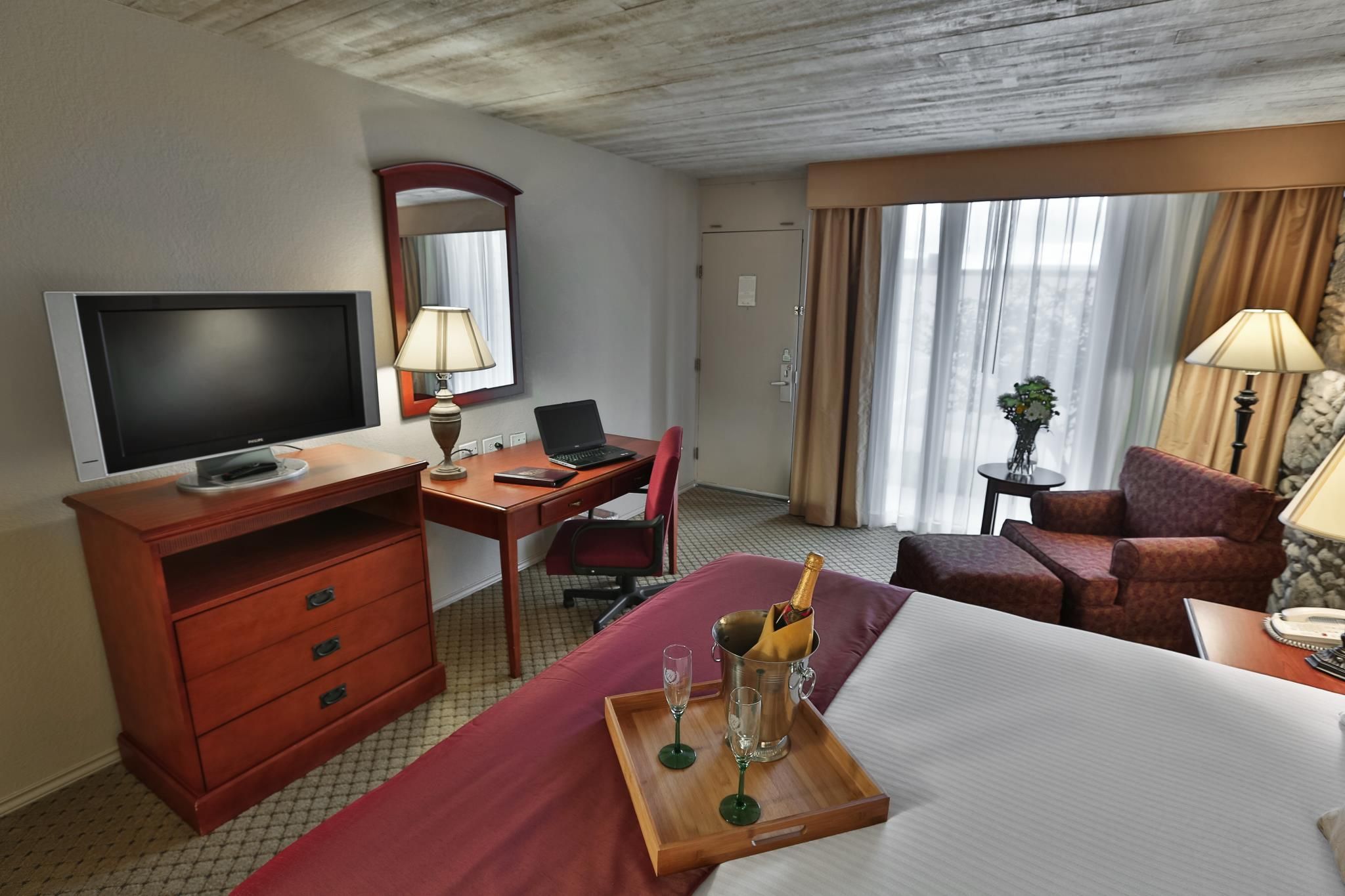 The Inn Of The Hills King Room - Non-Smoking 2