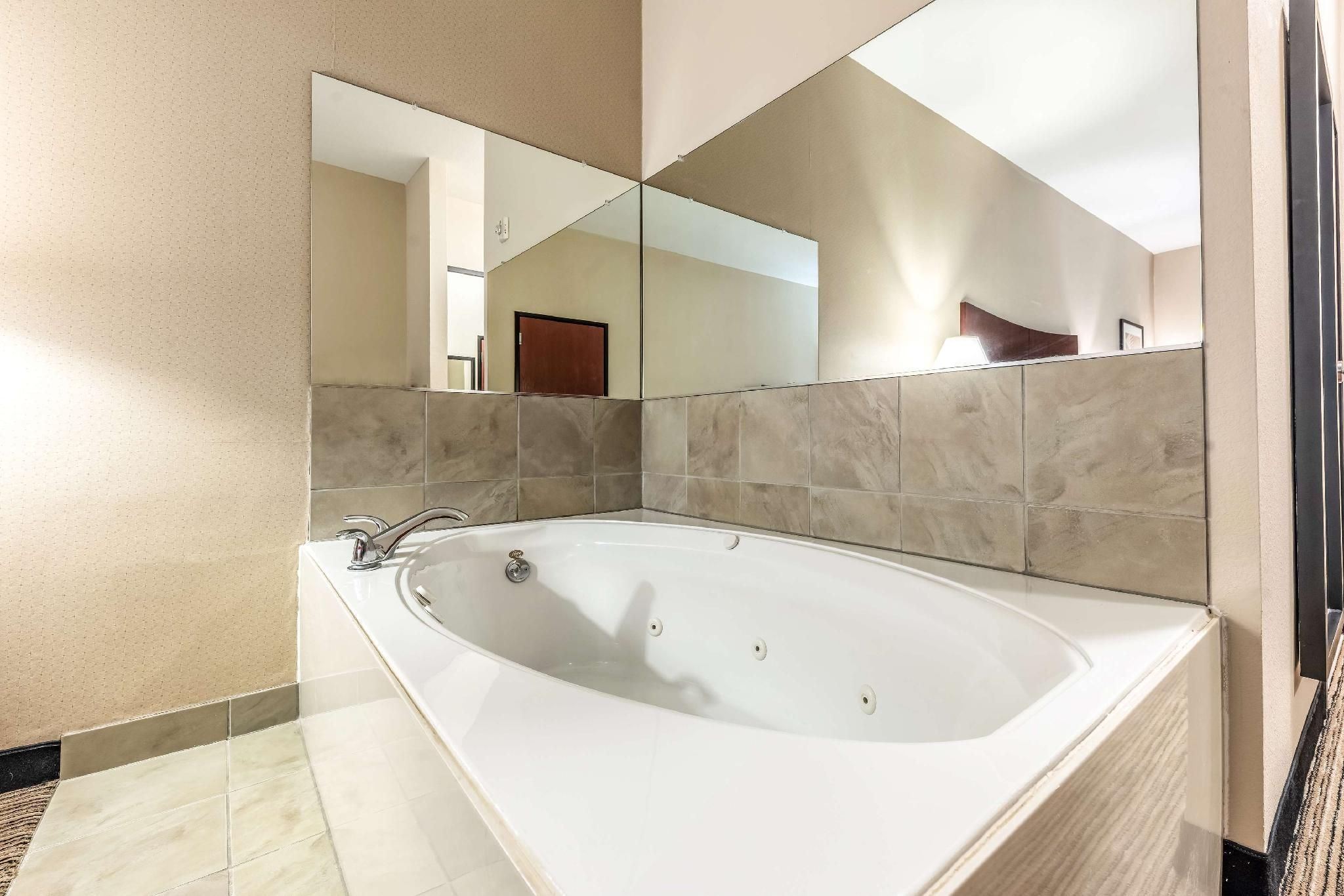 King Suite Jacuzzi Accessible