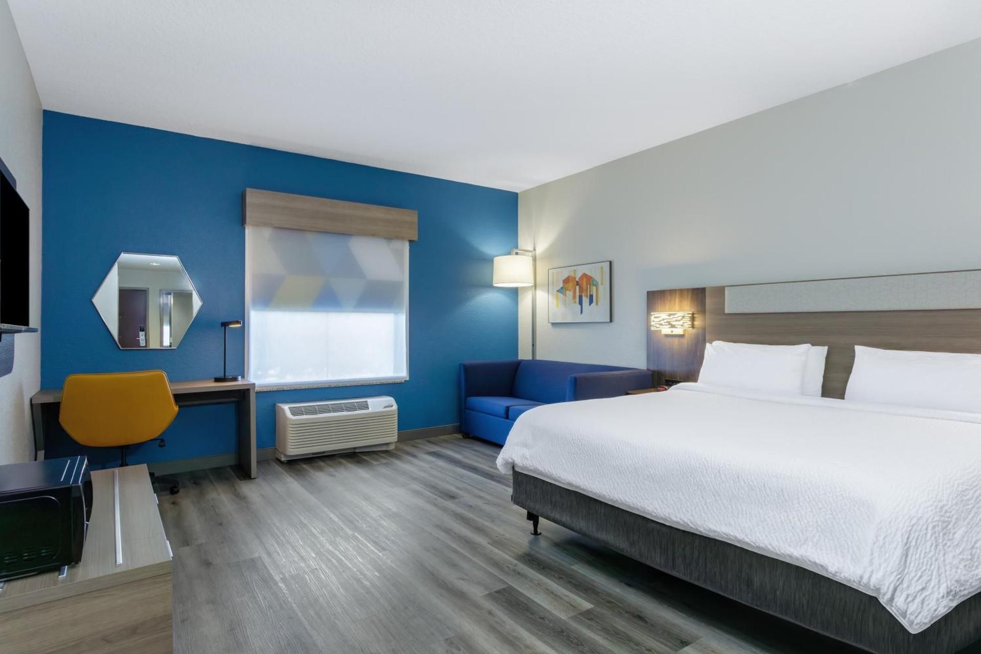 1 King Bed Leisure Non-Smoking