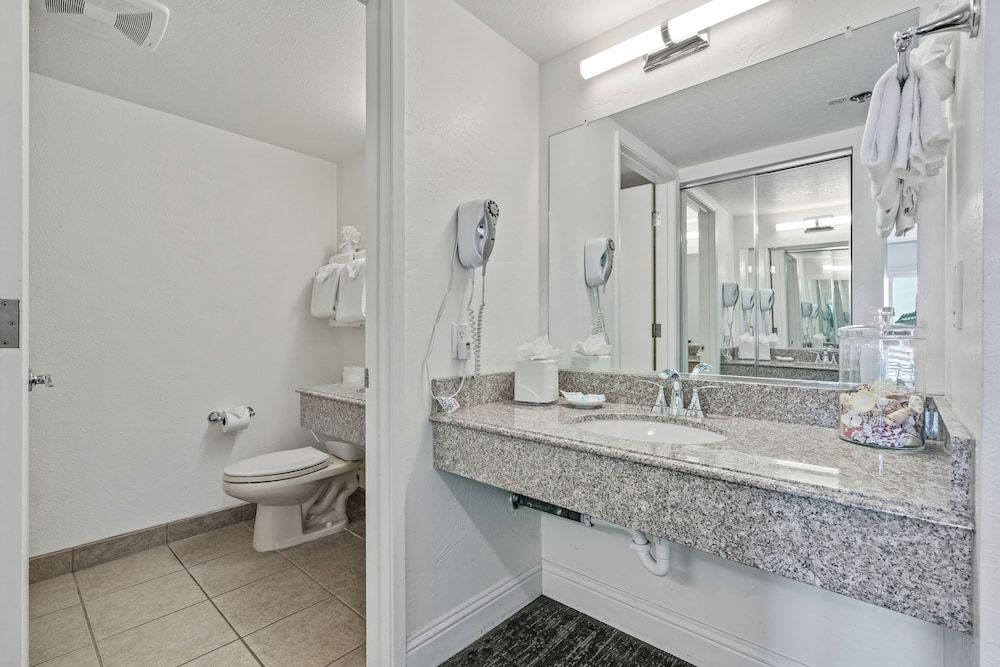 La Serena Inn Standard Room, 1 King Bed, Accessible Bathtub, Non Smoking 4