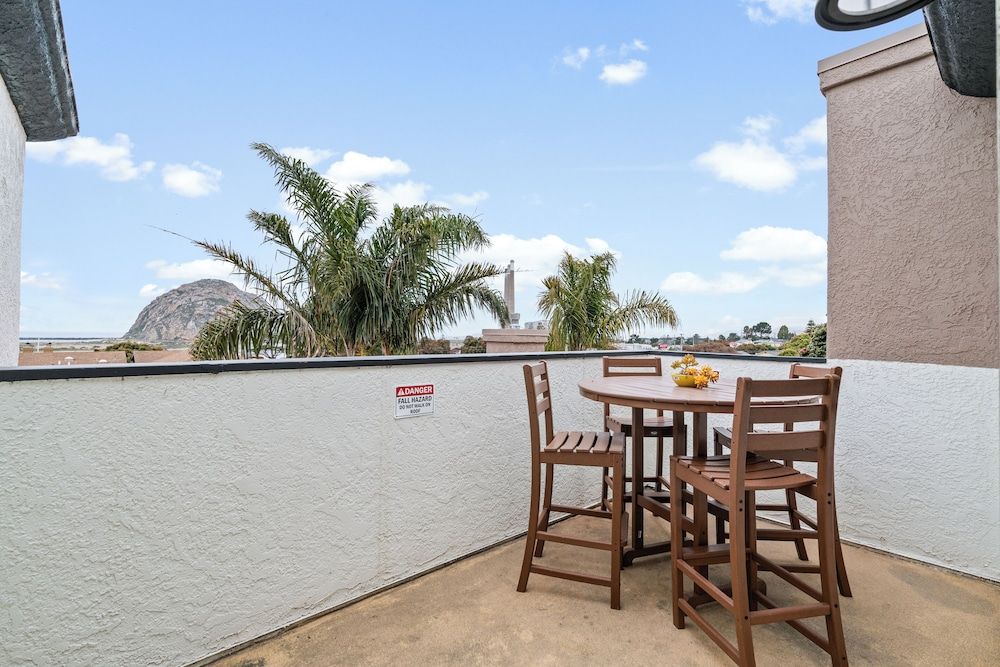 La Serena Inn Standard Room, 1 King Bed, Balcony 8