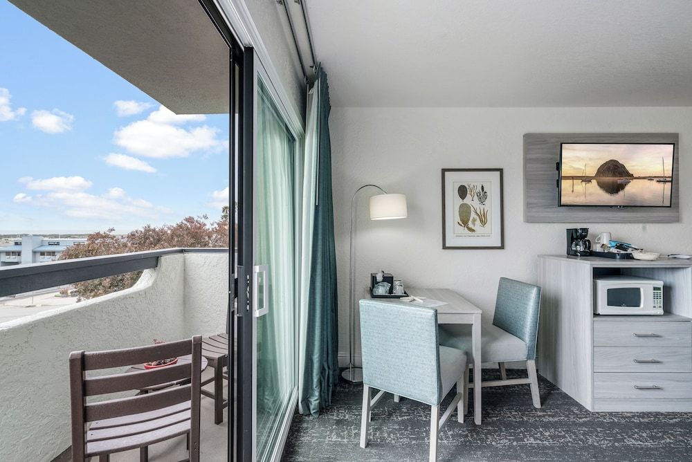 La Serena Inn Standard Room, 1 King Bed, Balcony 9