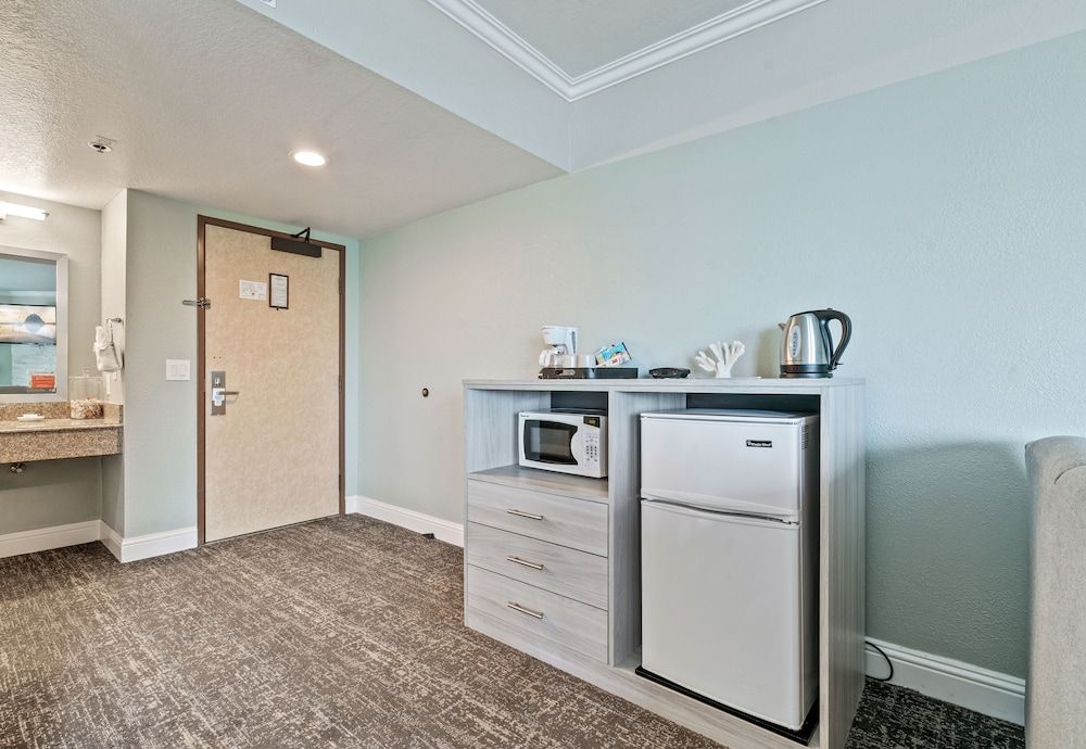 La Serena Inn Standard Room, 1 King Bed, Balcony 12