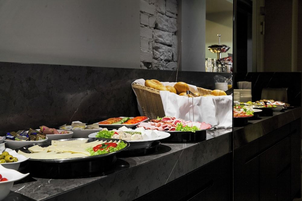 undefined The Suite Hotel Garden 7