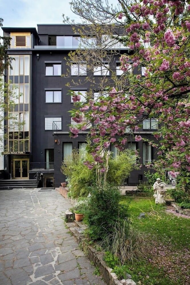 undefined The Suite Hotel Garden 2