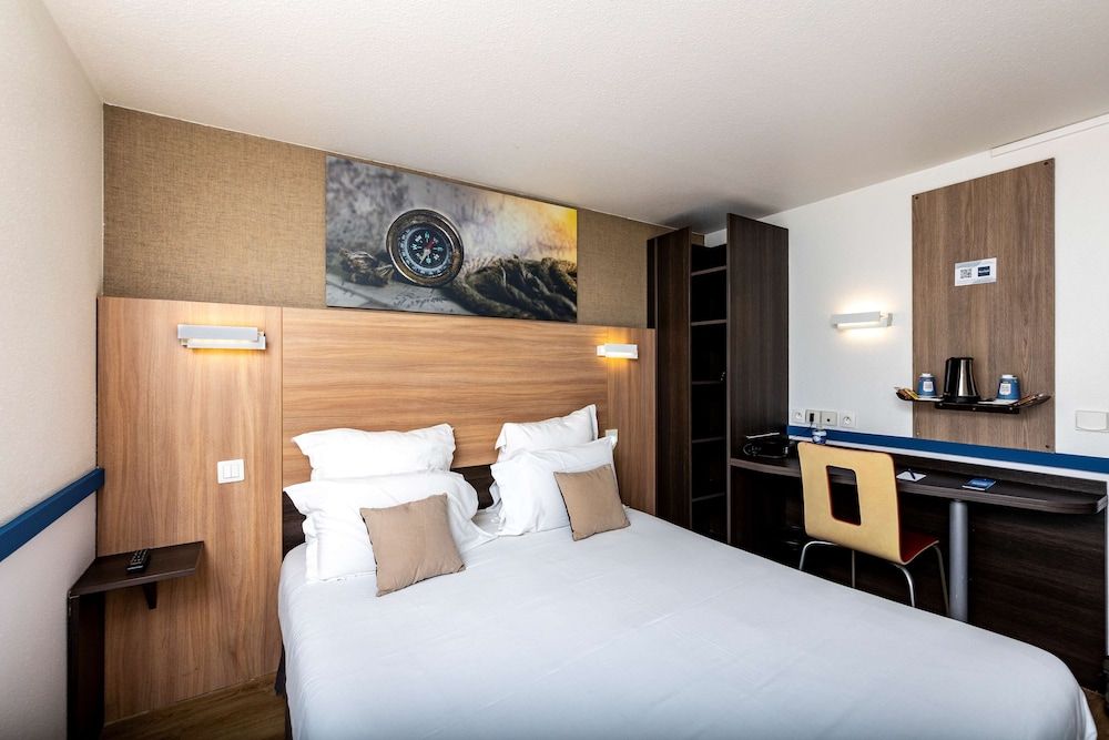 Kyriad Paris Ouest - Colombes Standard Room, Multiple Beds 5