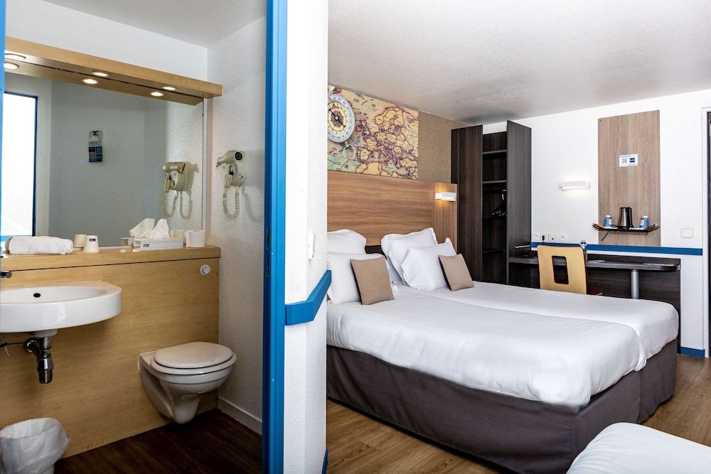 Kyriad Paris Ouest - Colombes Standard Room, 3 Twin Beds 2