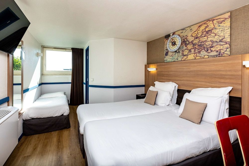 Kyriad Paris Ouest - Colombes Standard Room, 3 Twin Beds 4
