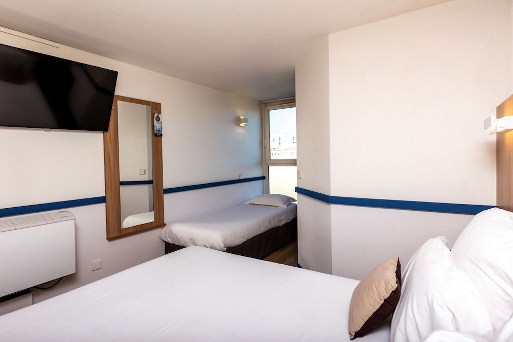 Kyriad Paris Ouest - Colombes Standard Room, Multiple Beds 3