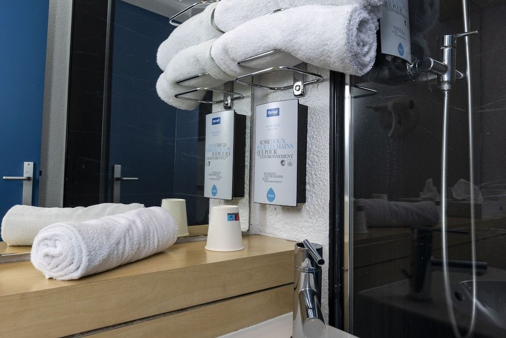 Kyriad Paris Ouest - Colombes Standard Room, Multiple Beds 10