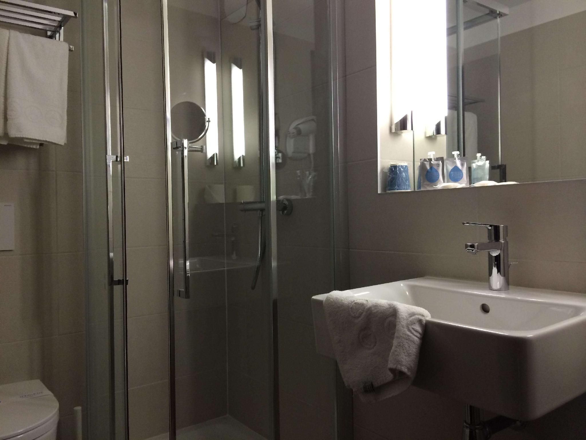 Kyriad Argenteuil Standard Room - 1 Double Bed 2 Single Beds 2