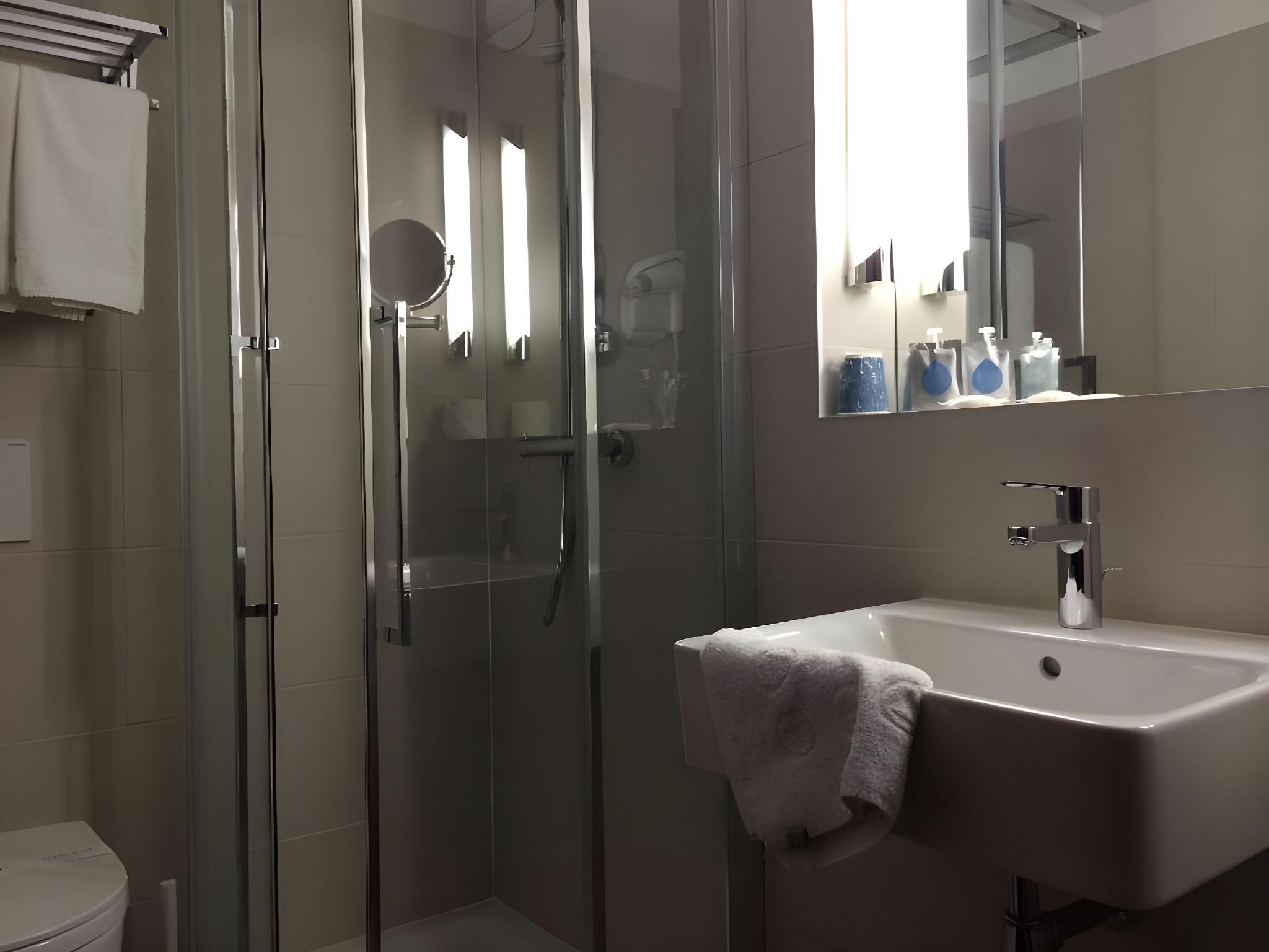 Kyriad Argenteuil Twin Room 3