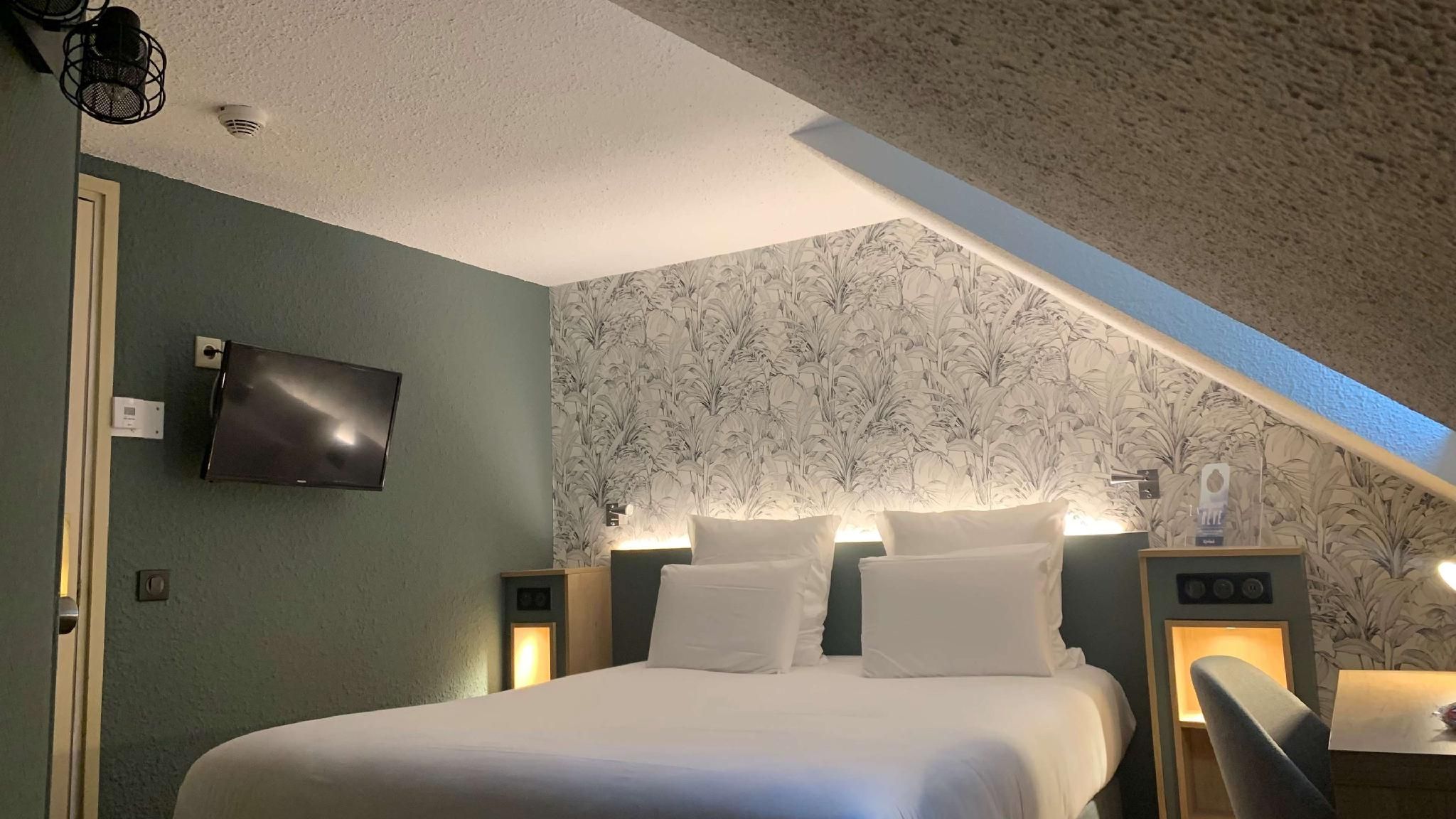 Kyriad Beaune Standard Room - 1 Double Bed 2 Single Beds 2