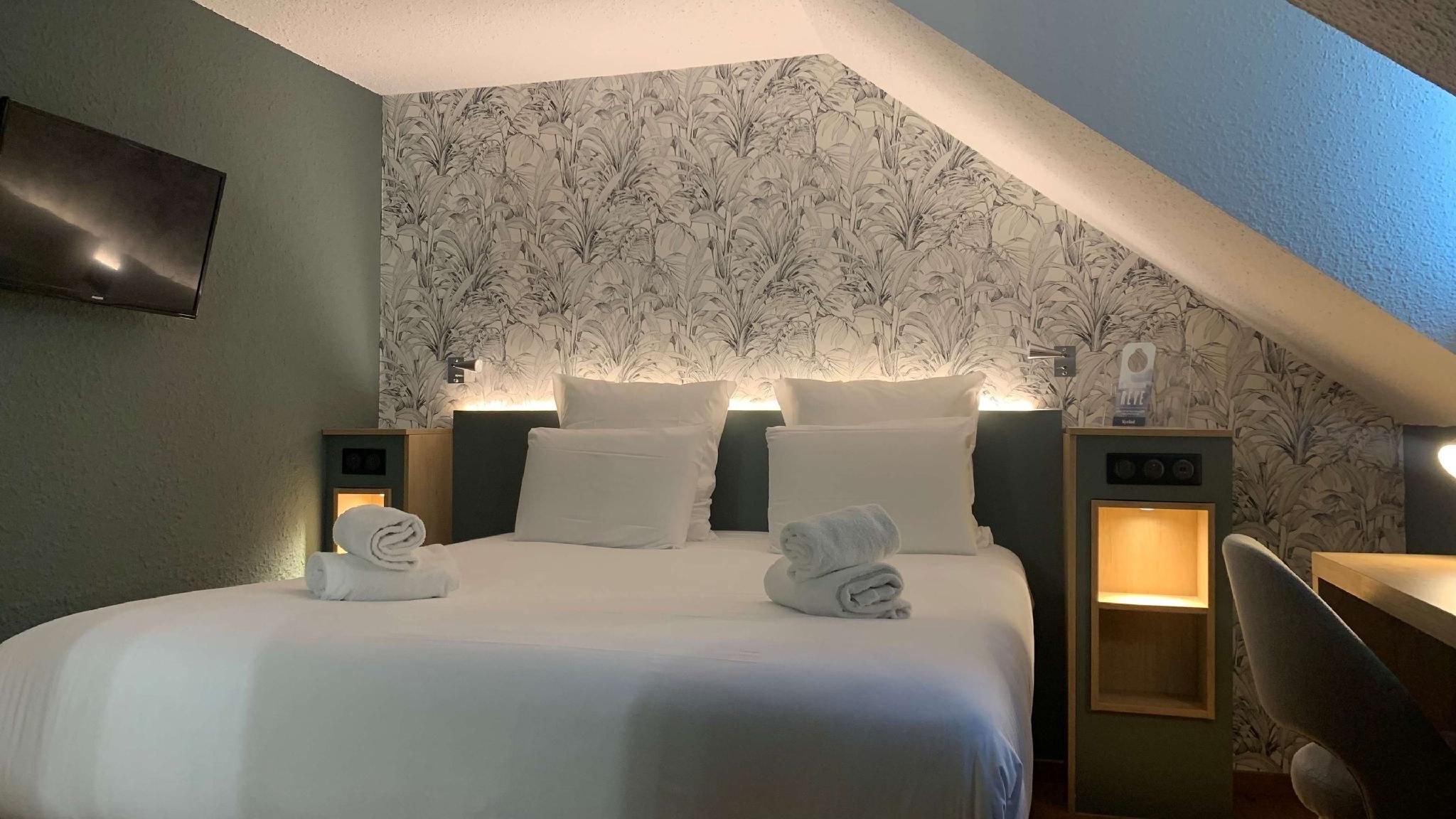 Kyriad Beaune Standard Room - 1 Double Bed 2 Single Beds