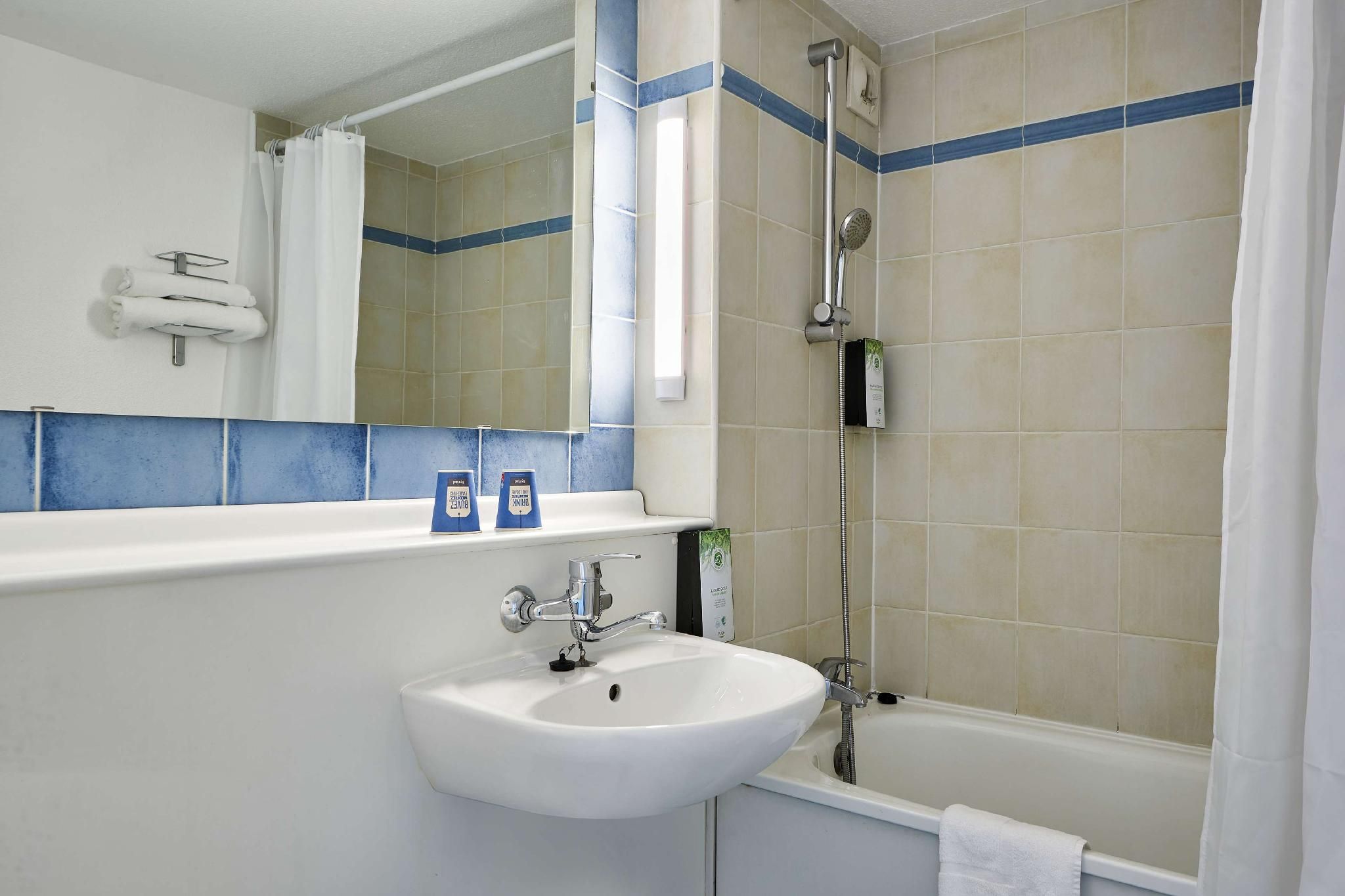 Standard Room - 1 Double Bed 1 Single Bed