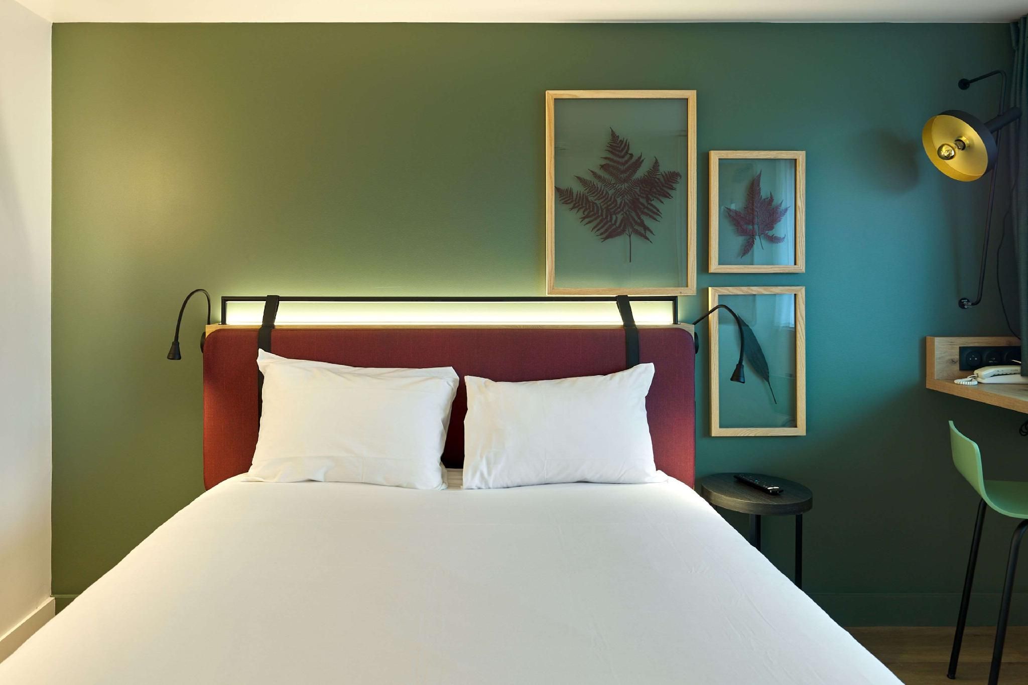 Superior Room - 1 Queen Bed