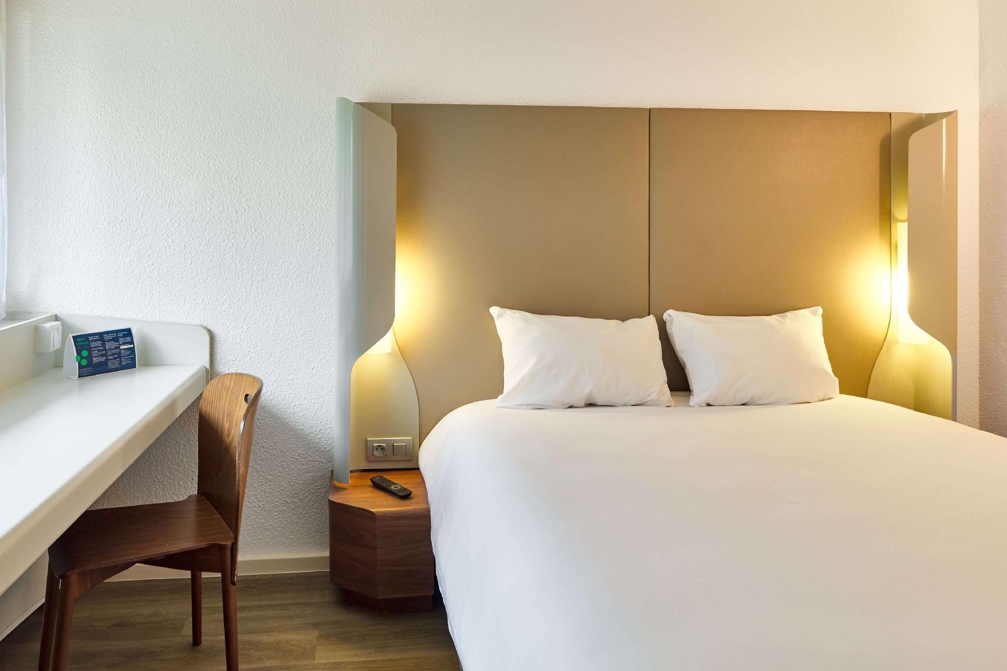 Standard Room - 1 Queen Bed