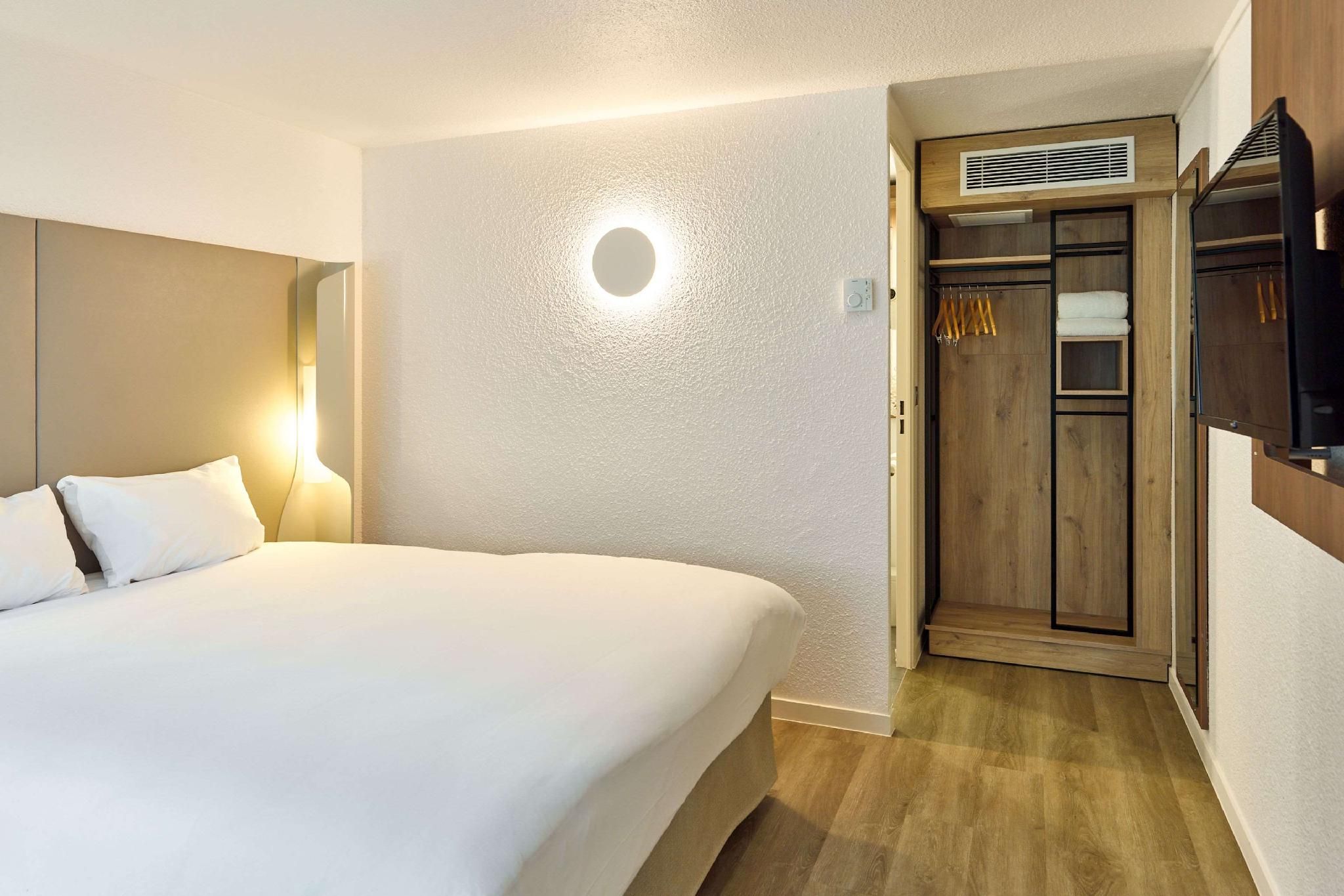 Standard room - 1 Queen Bed 1 Junior Bed