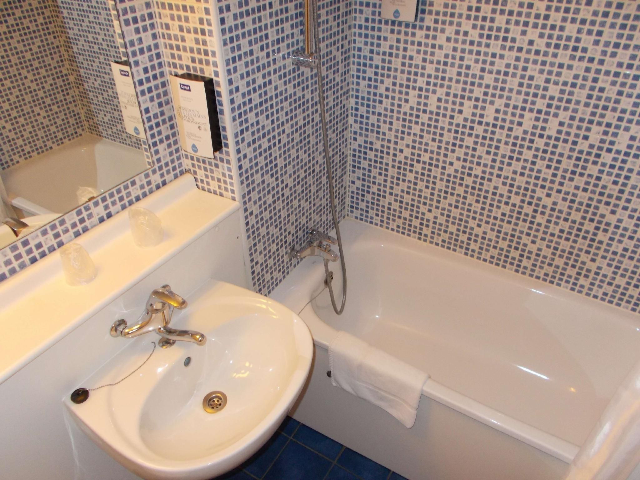 Standard Room - 2 Single Beds - Mountain View