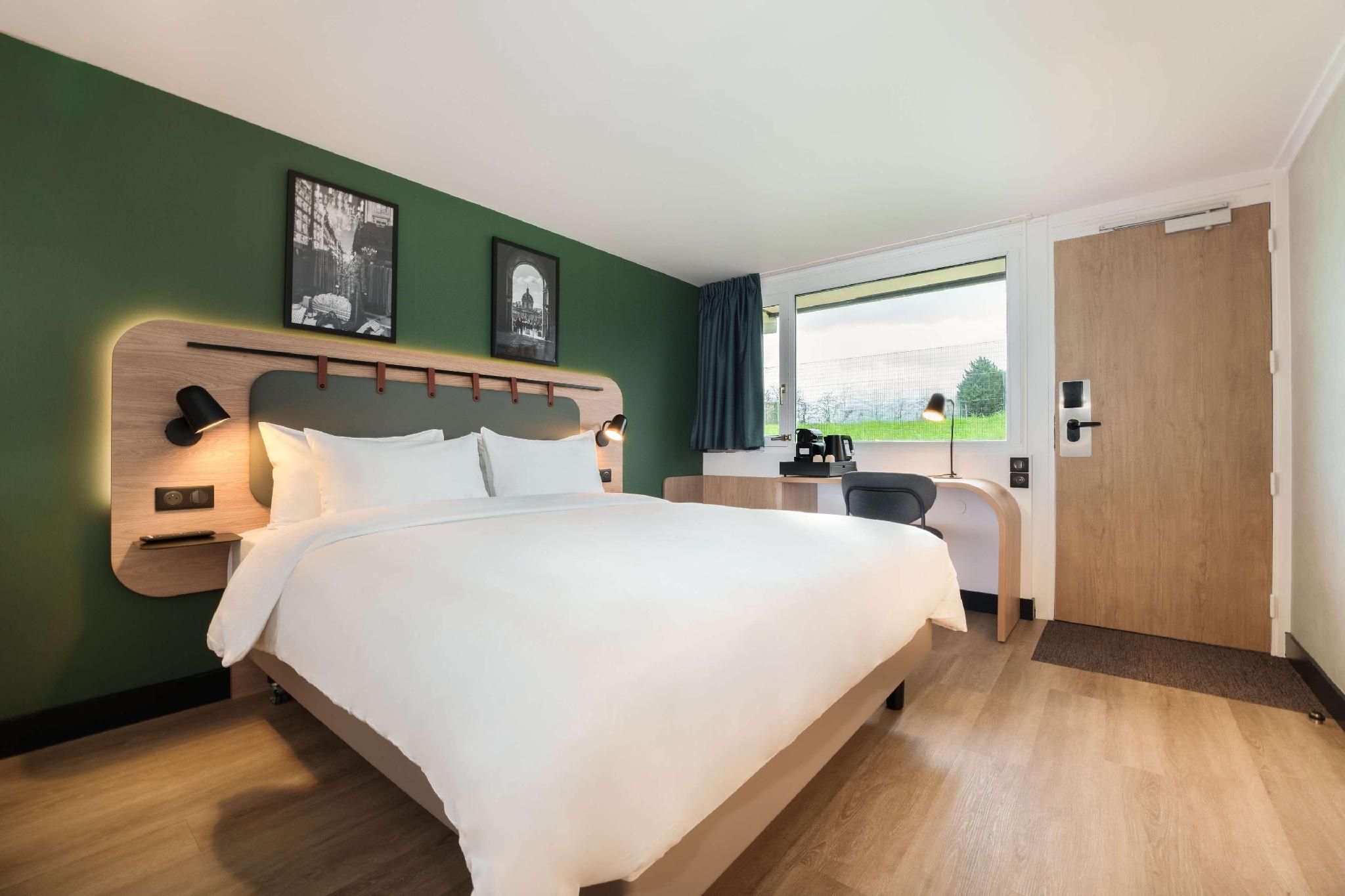 Campanile NATURE - Meaux Superior Room - 1 King Bed