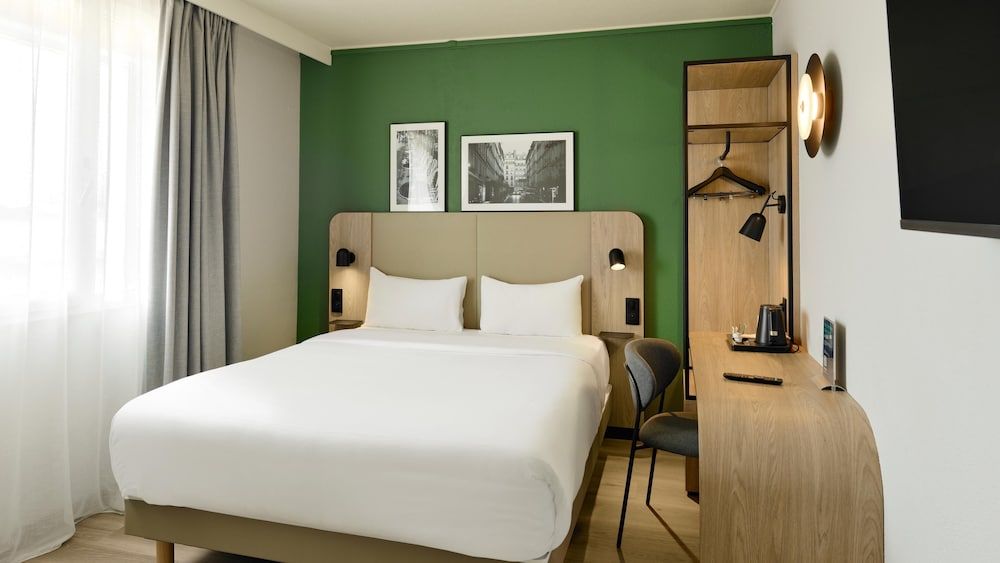 Campanile Prime - Argenteuil Standard Room, 1 Queen Bed