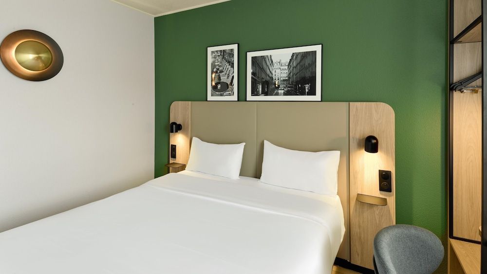 Campanile Prime - Argenteuil Standard Room, 1 Queen Bed 2