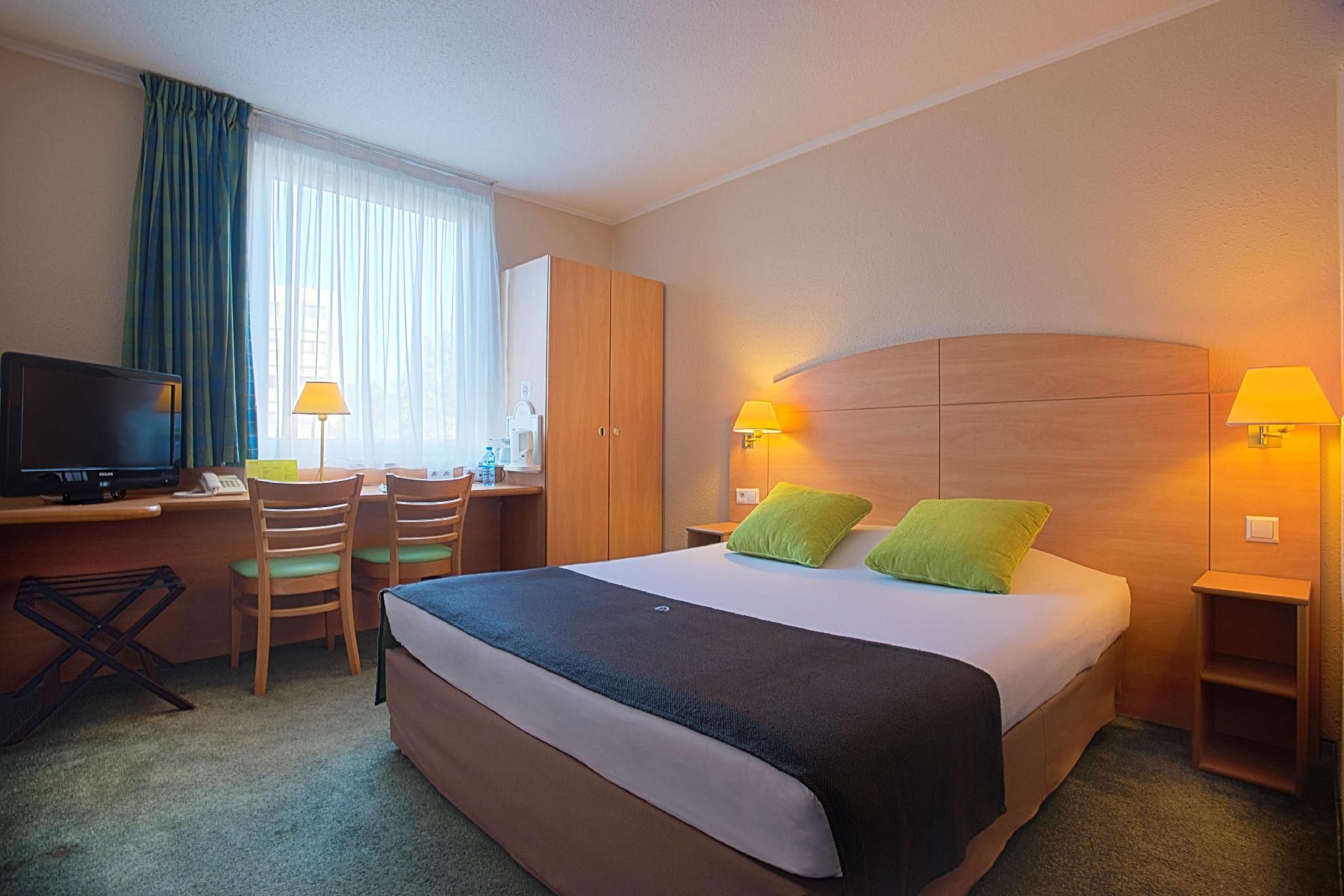 Standard Room - 1 Queen Bed