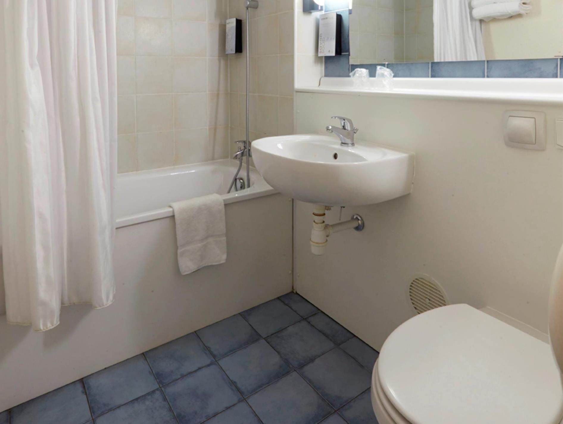 Campanile Cholet Twin Room for 2 Adults and 1 Child 2