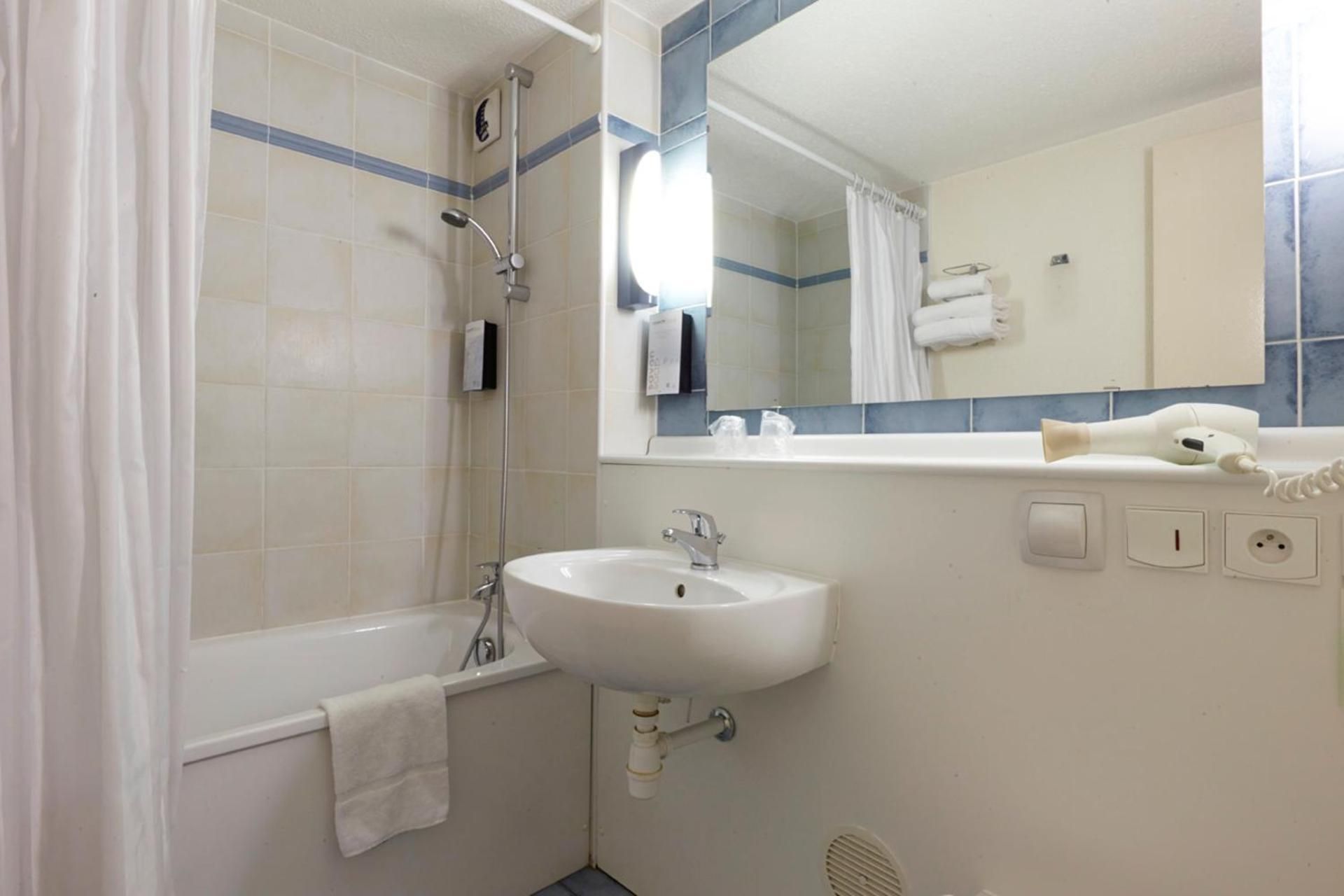 Campanile Cholet Triple Room (2 Single Beds + 1 Junior Bed) 3