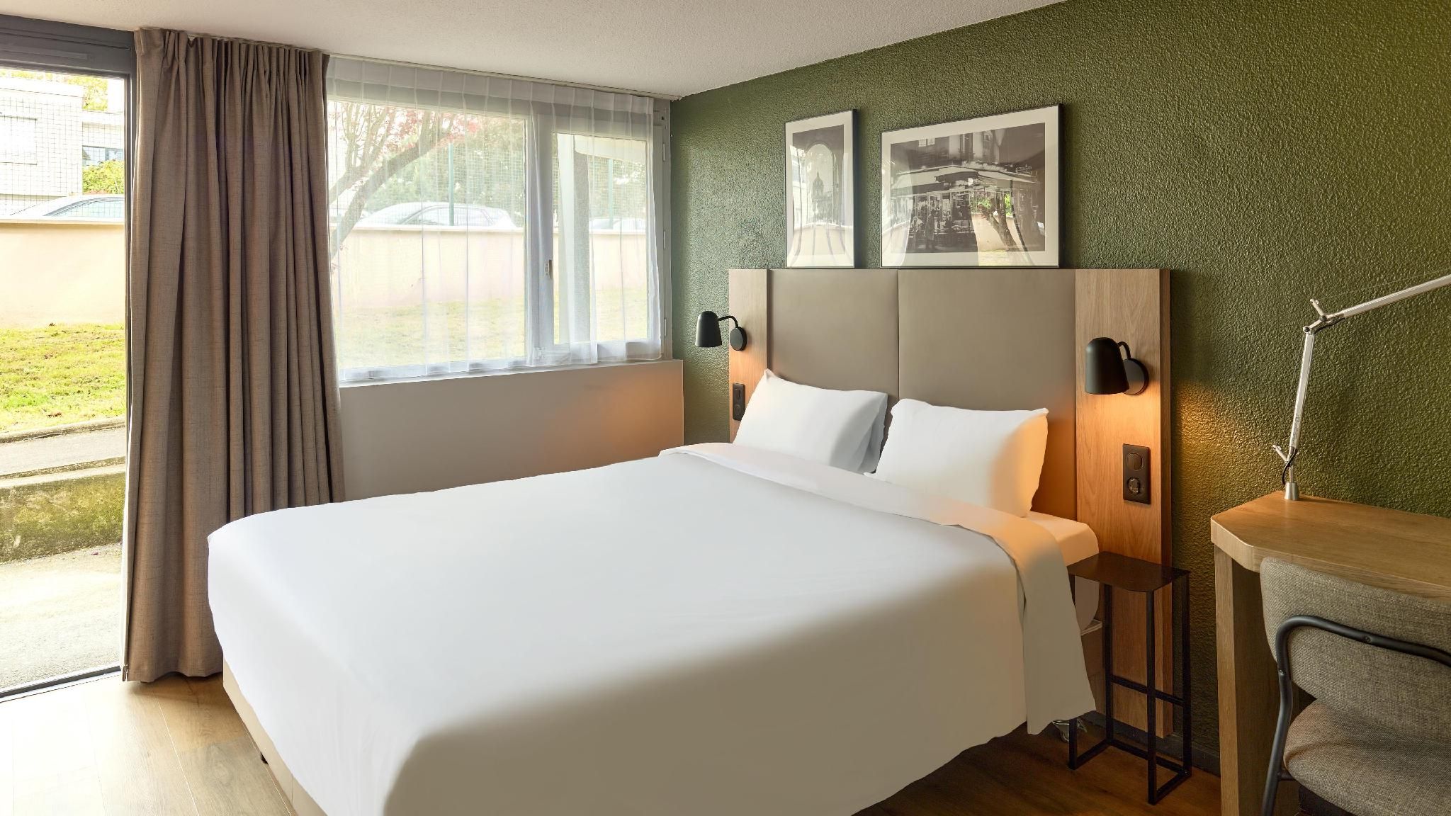 Standard Room - 1 Queen Bed