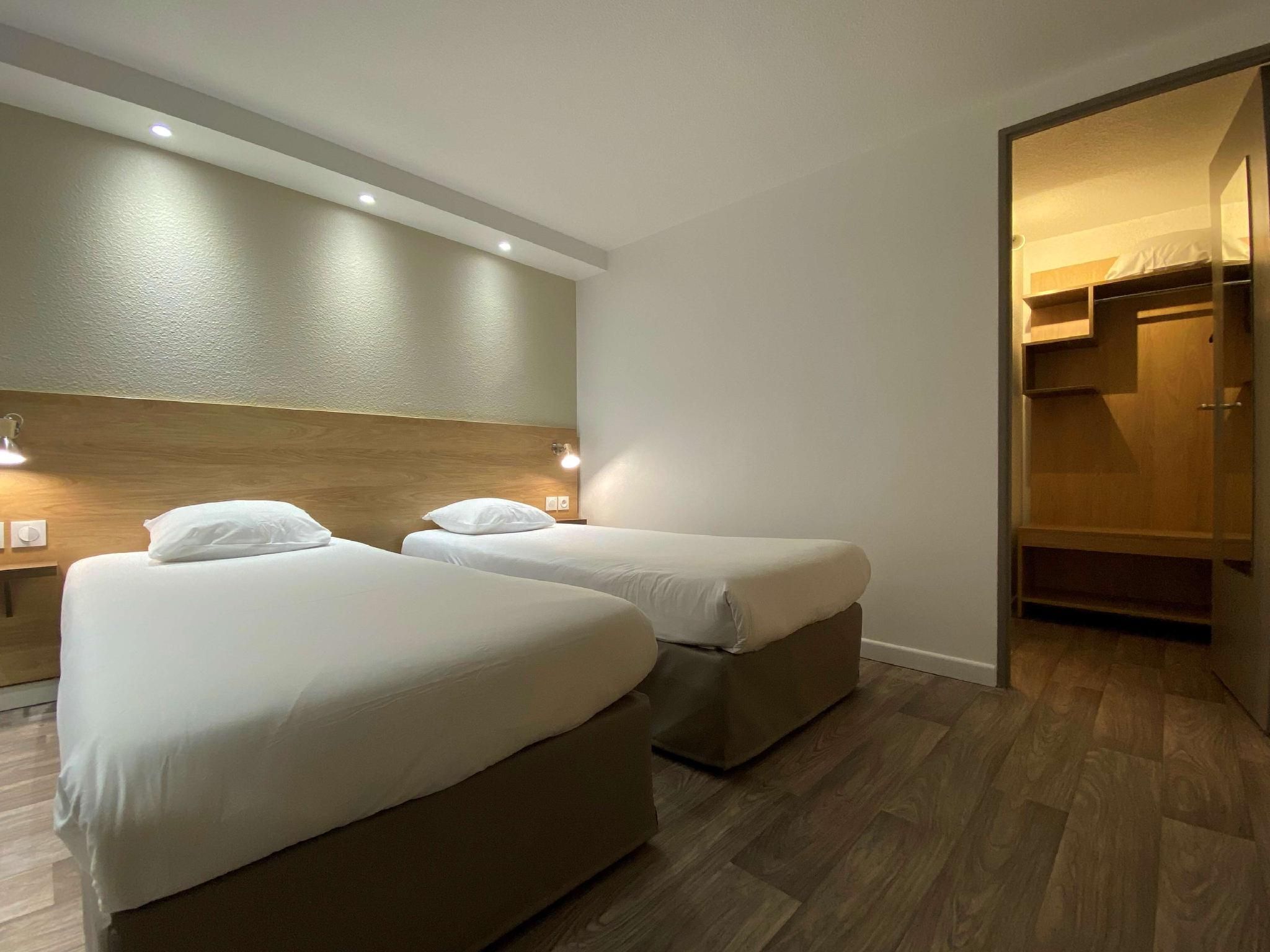 2 Single Beds
