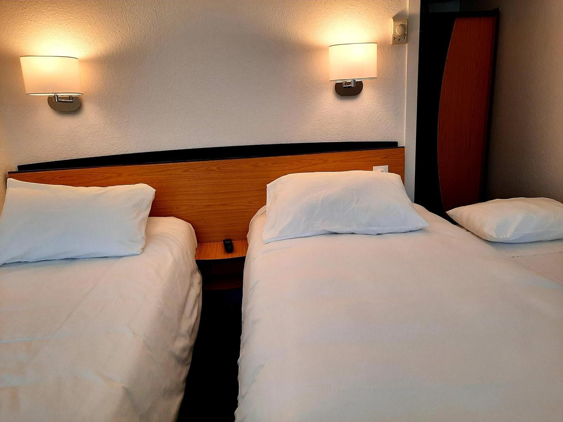 Kyriad Blois Nord Triple Room (2 Single Beds + 1 Junior Bed)